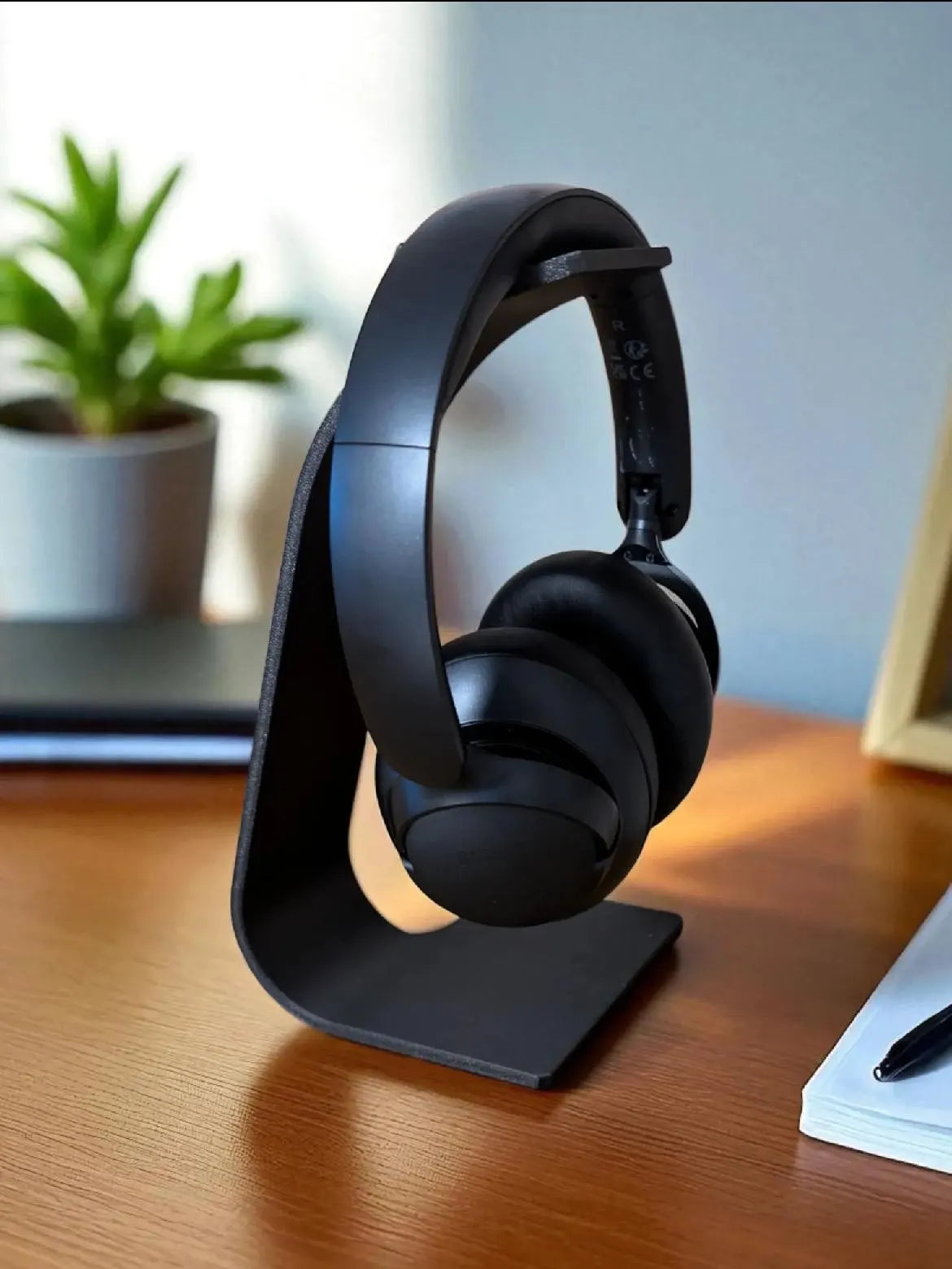 Headphone stand image 1